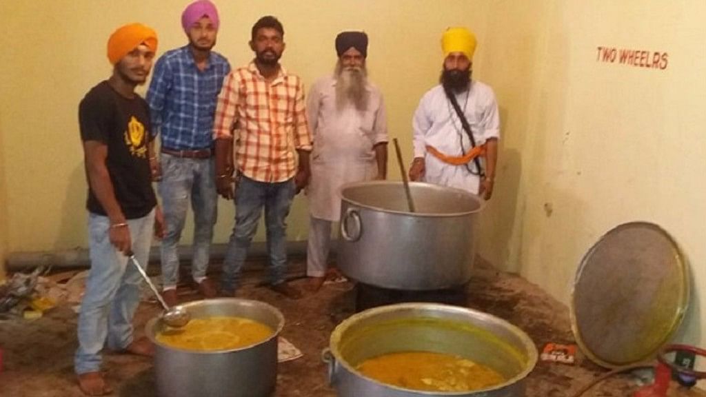 Balvinder Singh thought of serving free food at the station to ease the plight of the people. (Photo Courtesy: The News Minute)
