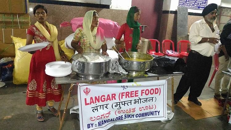 He contacted other people in his community and around 20 volunteers came forward to help with organising a langar.