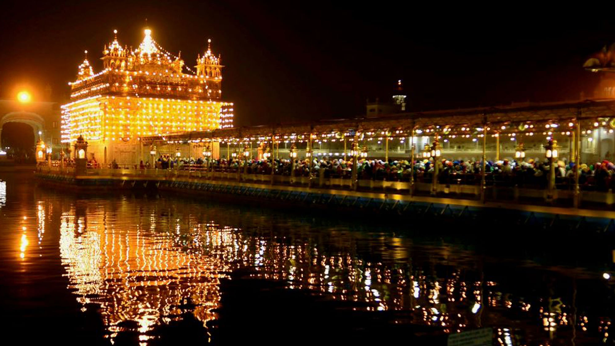 The Golden Temple wears a festive look on the eve of Gurpurab. (Photo Courtesy: <a href="https://twitter.com/MajorPoonia">@majorpunia</a>)