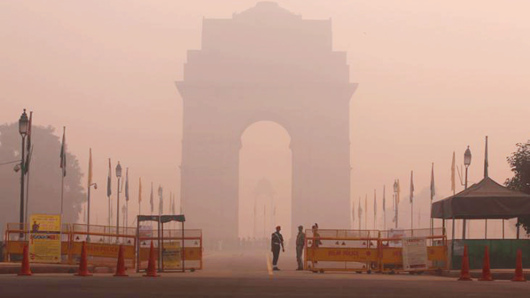 Post Diwali, Delhi begins its battle with  ‘the smog’ – the <i>desi kinda </i>Fall where the weathermen run out of figuratives to quantify the apocalyptic grey skies. 