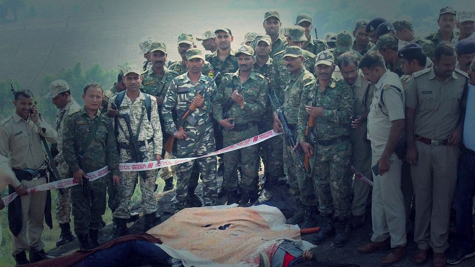  Police at the encounter site at the hillocks of Acharpura village after the STF killed 8 SIMI activists. (Photo: PTI; Altered by: <b>The Quint</b>)