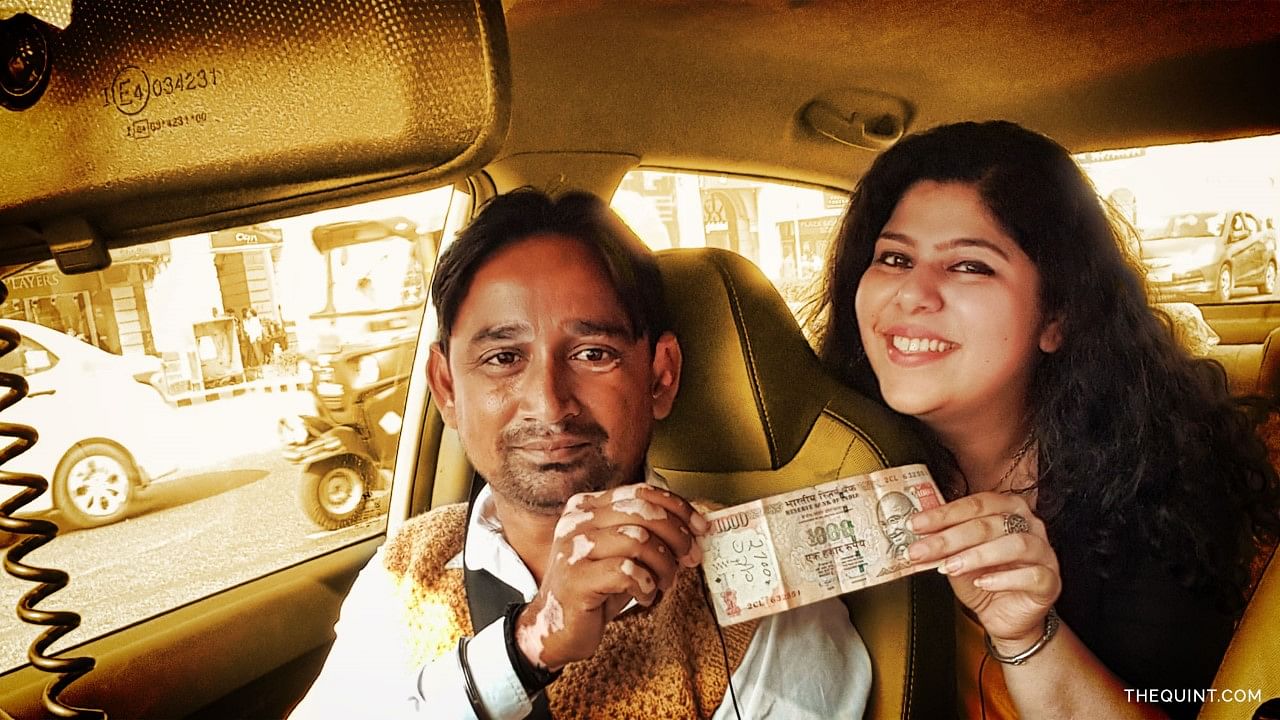 RJ Stutee talks to cabbies about the Modi govt’s ban on 500 and 1,000 rupee notes. (Photo: <b>The Quint</b>/Liju Joseph)