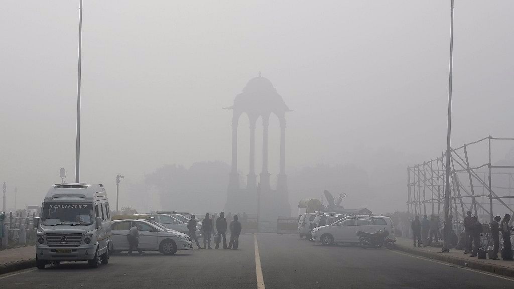 Smog hangs over the road leading up to India Gate in New Delhi. (Photo: Reuters)