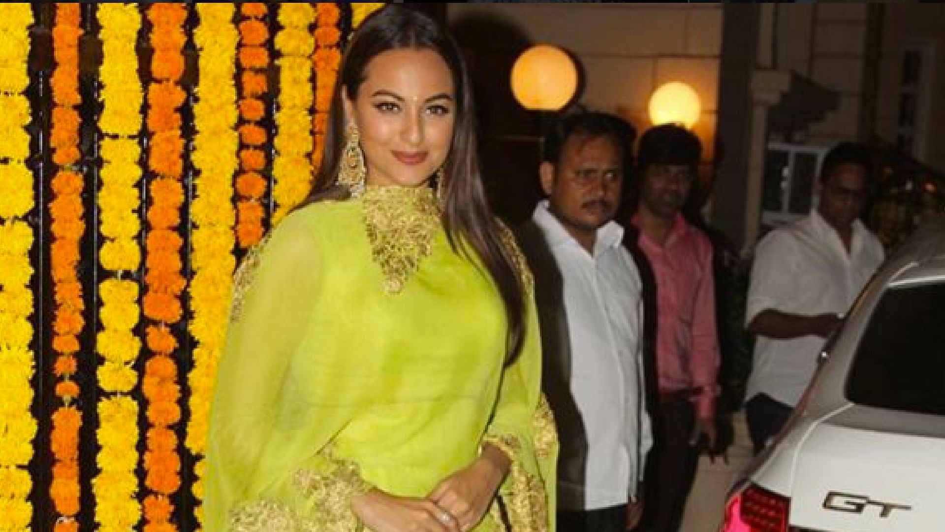Sonakshi feels that it is fine for us to face a little inconvenience for a good cause. (Photo Courtesy: <a href="https://twitter.com/filimside">Twitter/@filimside</a>)