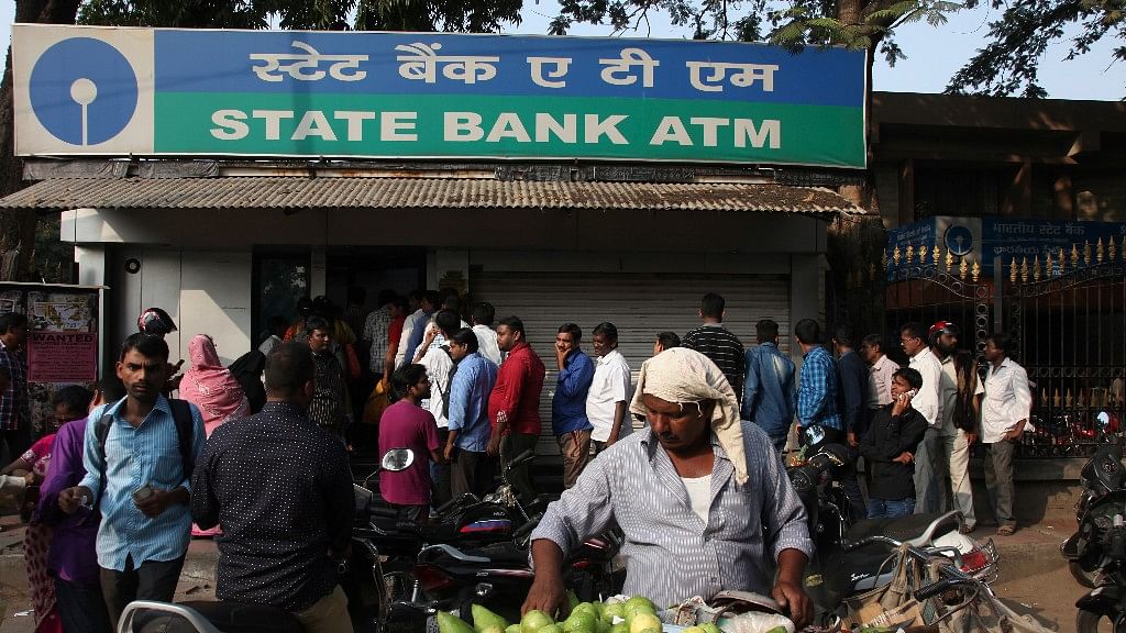There have been unending queues of cash-starved citizens outside ATMs since 9 November. (Photo: AP)