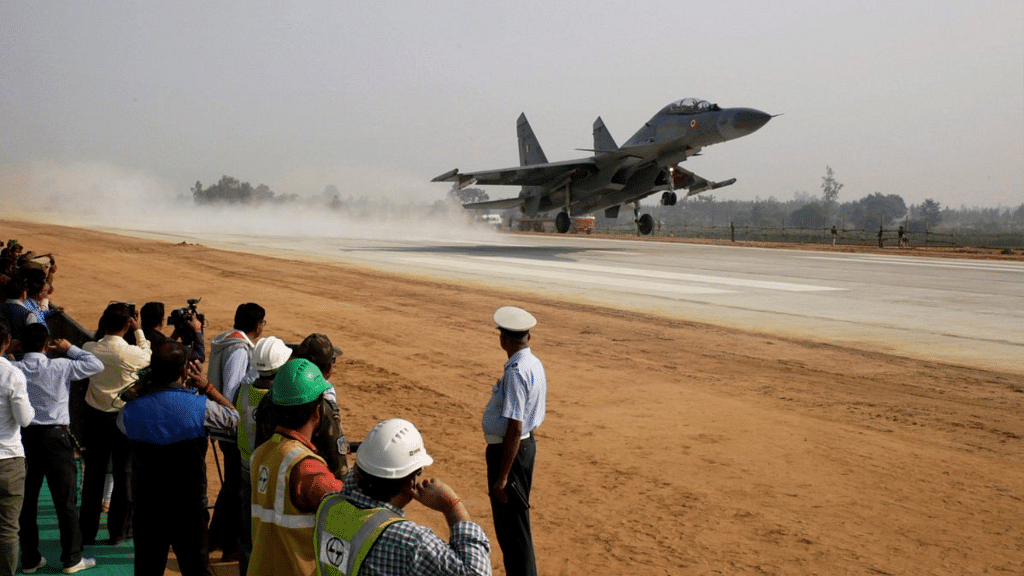 Eight fighter jets of the Indian Air Force touched down the expressway at Unnao – around 50 km from Lucknow. (Photo Courtesy: Twitter/<a href="https://twitter.com/AskAnshul/status/799932864708026368">@AskAnshul</a>)