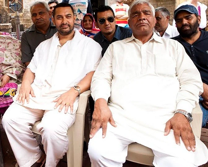 Reel vs Real: Aamir Khan meets the real Mahavir Phogat, who the actor will be playing in the film <i>Dangal.</i>