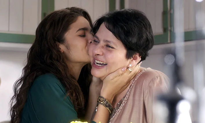 Alia Bhatt with her on-screen mother in a scene from <i>Dear Zindagi</i>. (Photo courtesy: YouTube/Red Chillies Entertainment)