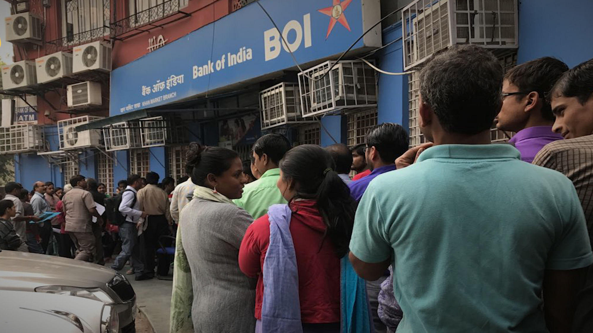 Long queues were witnessed in front of banks, with people lining up from 8 am in the morning. (Photo: <b>The Quint</b>)