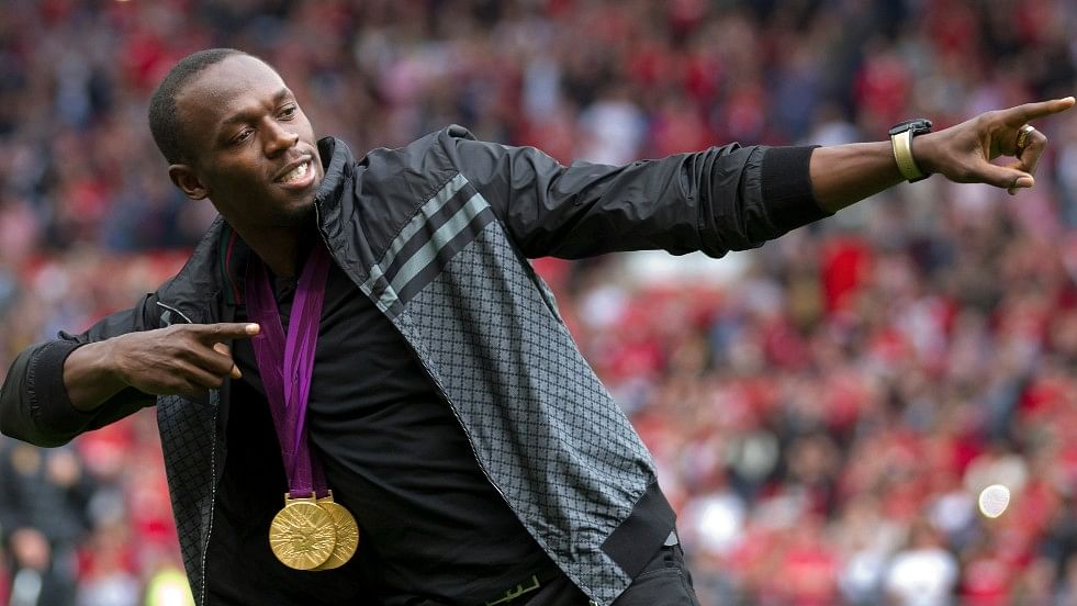 Usain Bolt poses for a picture prior to Manchester United’s match against Fulham in 2012. (Photo: AP)