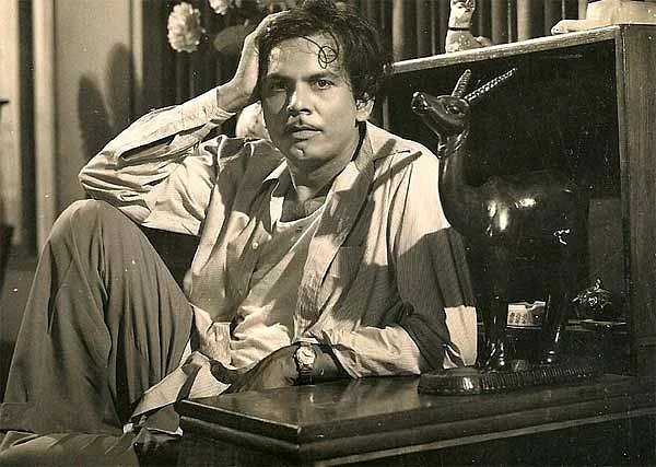 Johnny Walker on the sets of a film. (Photo courtesy: <a href="https://www.facebook.com/bijlinews/photos/pcb.405132753210291/405131983210368/?type=3&theater">Facebook/bijlinews</a>)
