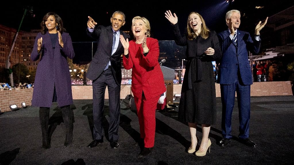 The Obamas and the Clintons (Photo: AP)