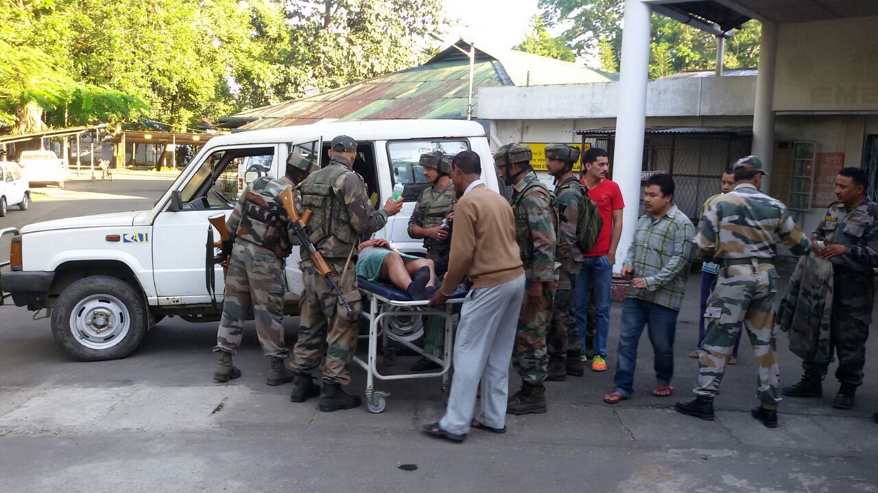Injured army soldiers being taken to emergency ward. (Photo: Maina Dutta/The Quint)