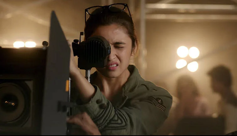 In <i>Dear Zindagi</i>, Alia Bhatt plays a single, independent working woman living in Mumbai. (Photo courtesy: YouTube/Red Chillies Entertainment)