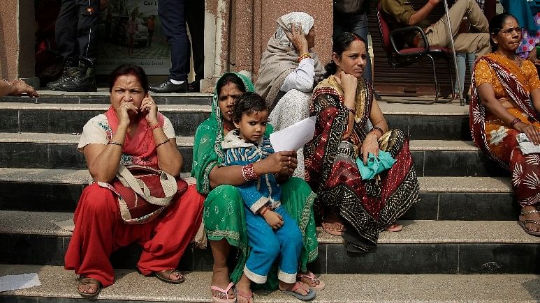 Women in New Delhi wait to exchange currency notes outside a bank. (Photo: AP)