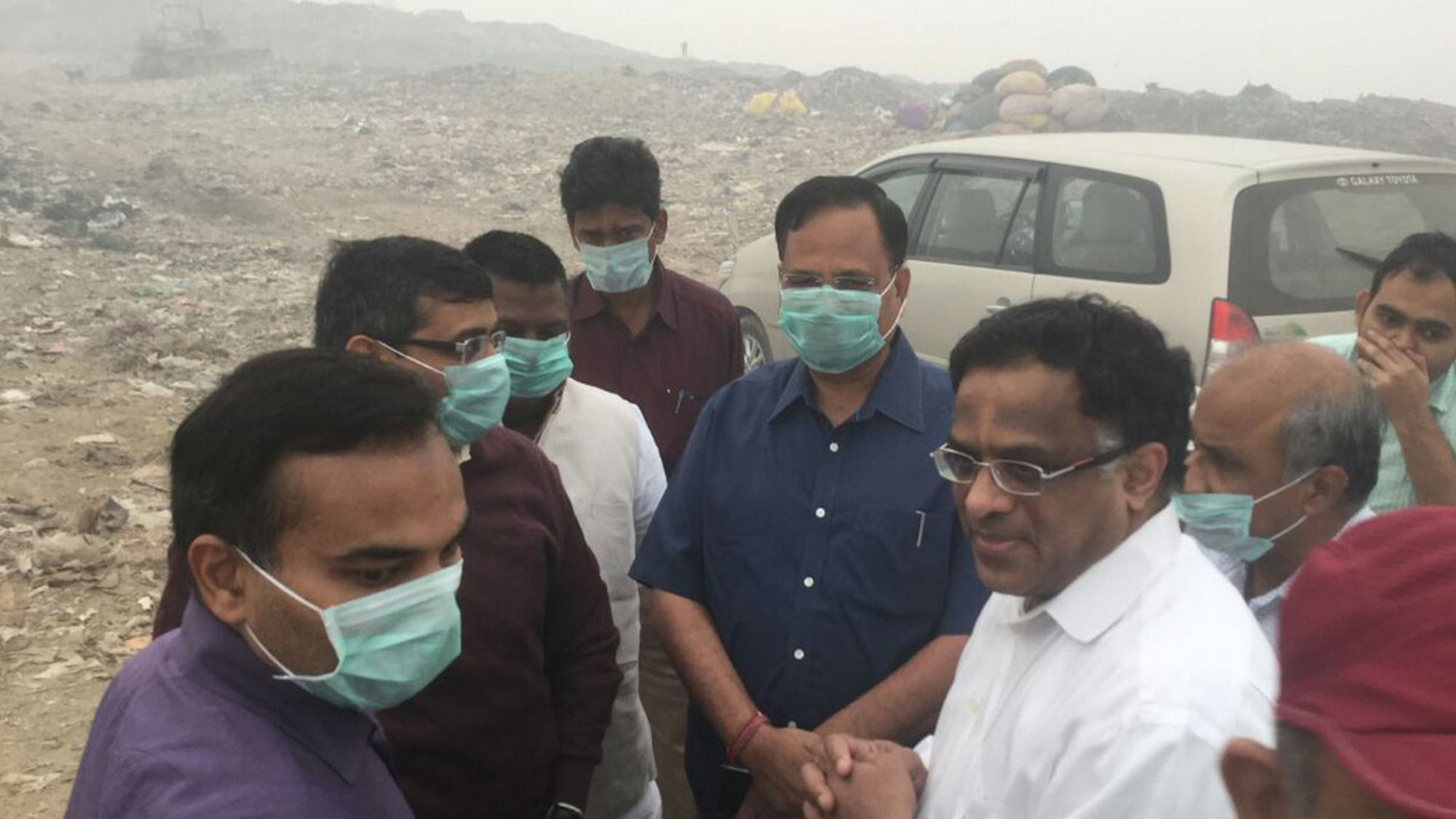 Health Minister Satyendar Jain reaches Bhalswa landfill site on Saturday. (Photo Courtesy: <a href="https://twitter.com/SatyendarJain/status/794759494915923968">Satyendar Jain/Twitter</a>)