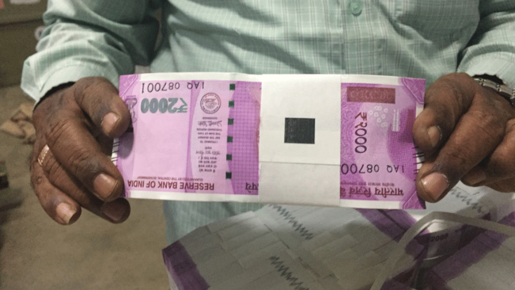 Months before PM Modi scrapped the Rs 1,000 and Rs 500 notes, this photo of the new 2,000 rupee banknote fuelled rumours of impending monetisation. (Photo: Twitter/<a href="https://twitter.com/kambojOffice/status/795134459037163520/photo/1?ref_src=twsrc%5Etfw">@kambojOffice</a>)