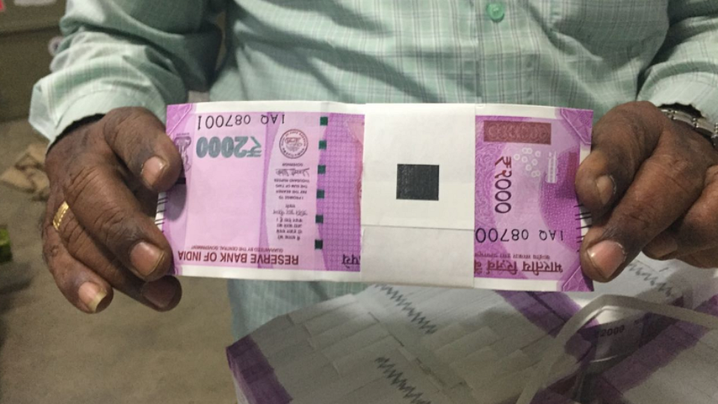 Months before PM Modi scrapped the Rs 1,000 and Rs 500 notes, this photo of the new 2,000 rupee banknote fuelled rumours of impending monetisation. (Photo: Twitter/<a href="https://twitter.com/kambojOffice/status/795134459037163520/photo/1?ref_src=twsrc%5Etfw">@kambojOffice</a>)