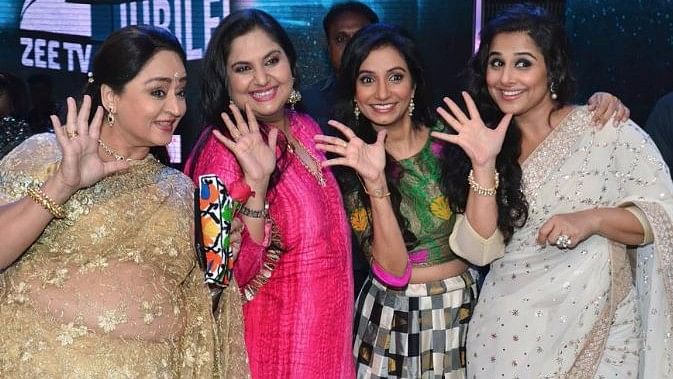 The cast of <i>Hum Paanch</i> reunited with Vidya Balan, Shoma Anand, Bhairavi Raichura and Vandana Pathak. (Photo Courtesy: Twitter)