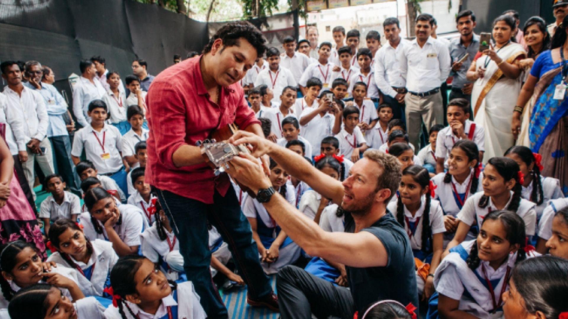 

Coldplay’s Chris Martin teaches Sachin Tendulkar how to play the guitar. (Photo Courtesy: <a href="https://twitter.com/coldplay">Twitter/@coldplay</a>)