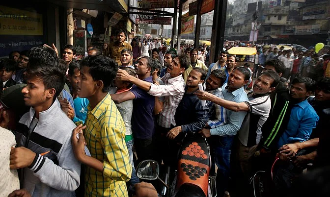 People wait in queues to get their old notes exchanged or deposited. (Photo: AP)