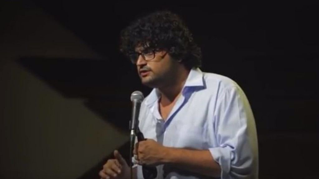 Stand-up comedian Karunesh Talwar during his performance (Photo Courtesy: Youtube/ Karunesh Kumar)