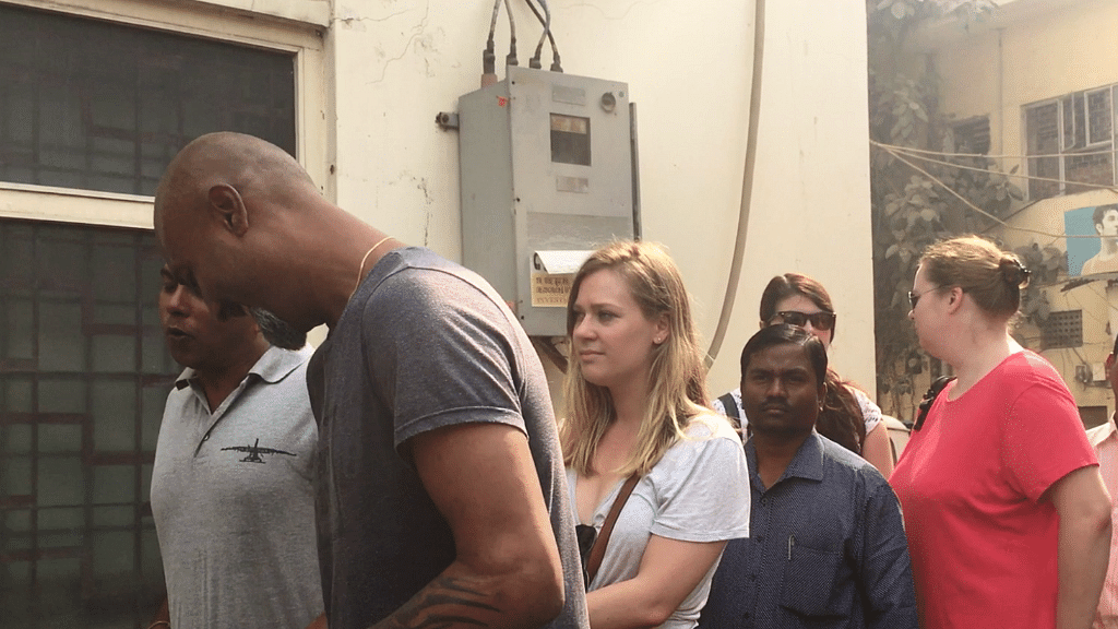 Foreigners waiting in line at a  bank in Delhi’s Paharganj. (Photo: <b>The Quint</b>)