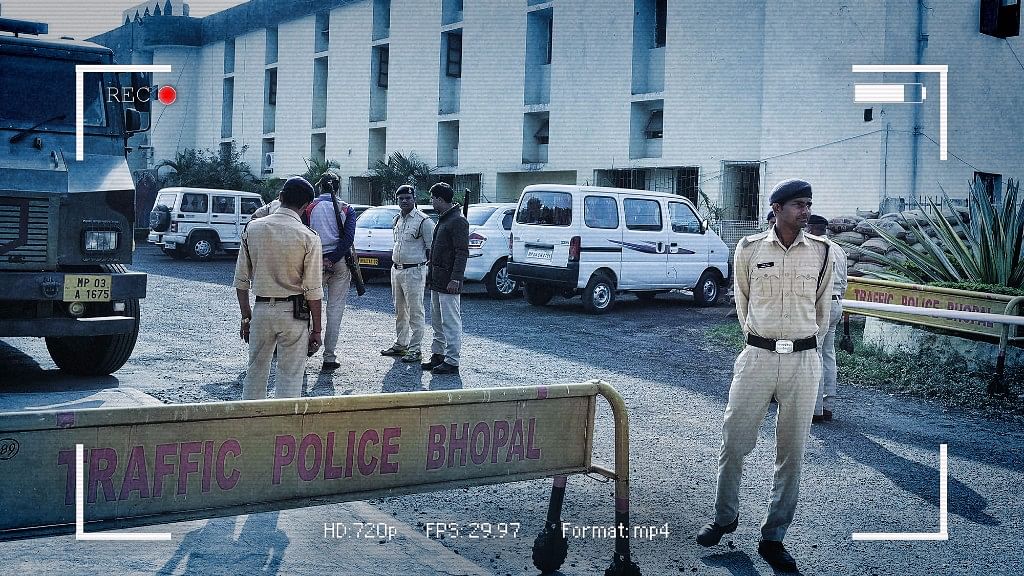Police personnel outside the Bhopal Central Jail. (Photo: PTI/Image altered by <b>The Quint</b>)