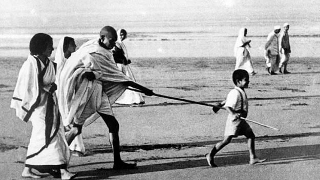 Kanu Gandhi was the little child holding Mahatma’s stick in this iconic Dandi march photo (Photo: Twitter/<a href="https://twitter.com/SanjayBragta">Sanjay Bragta</a>)