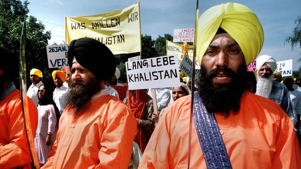 Sikhs hold sabres during a demonstration. The protesters demanded the establishment of a separate state of Khalistan. (Photo: Reuters)