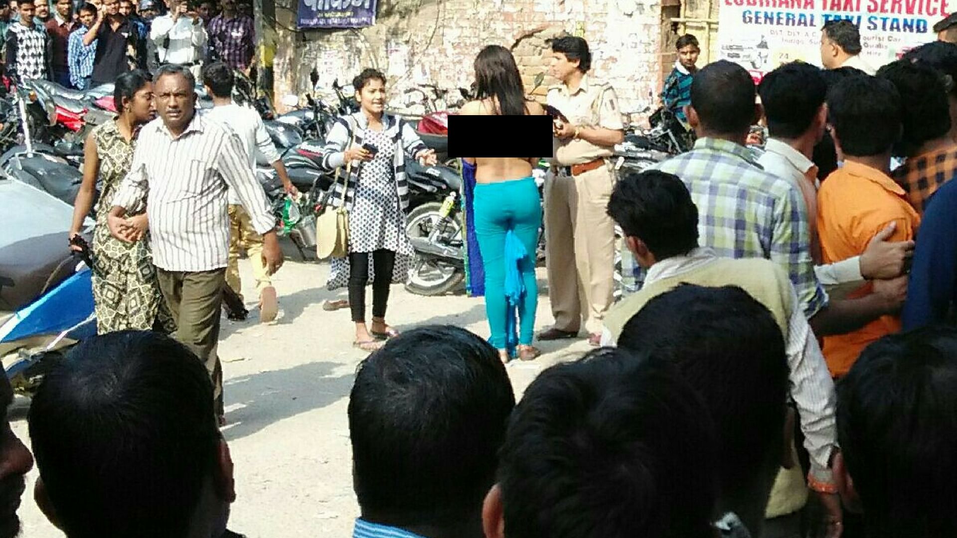 

She was taken to Ghazipur Police Station after women police personnel arrived the scene and covered her up. (Photo: <b>The Quint</b>)