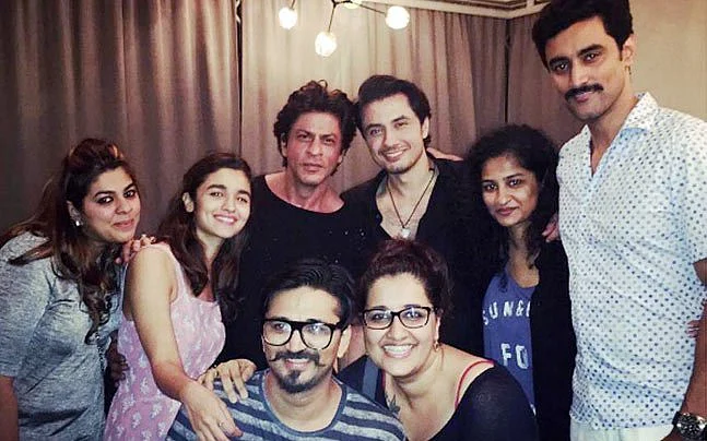 Ali Zafar poses for a click with Shah Rukh Khan, Alia Bhatt, Gauri Shinde, Kunal Kapoor and the rest of the <i>Dear Zindagi</i> team. (Photo courtesy: <a href="https://twitter.com/TheChandniGohil/media">Twitter/ TheChandniGohil</a>)