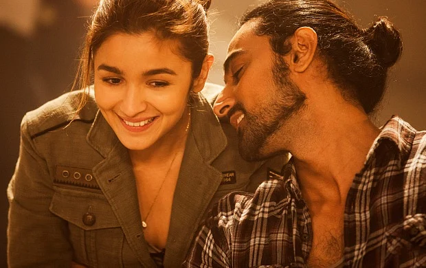 Alia Bhatt and Kunal Kapoor in a scene from <i>Dear Zindagi</i>. (Photo courtesy: YouTube/Red Chillies Entertainment)
