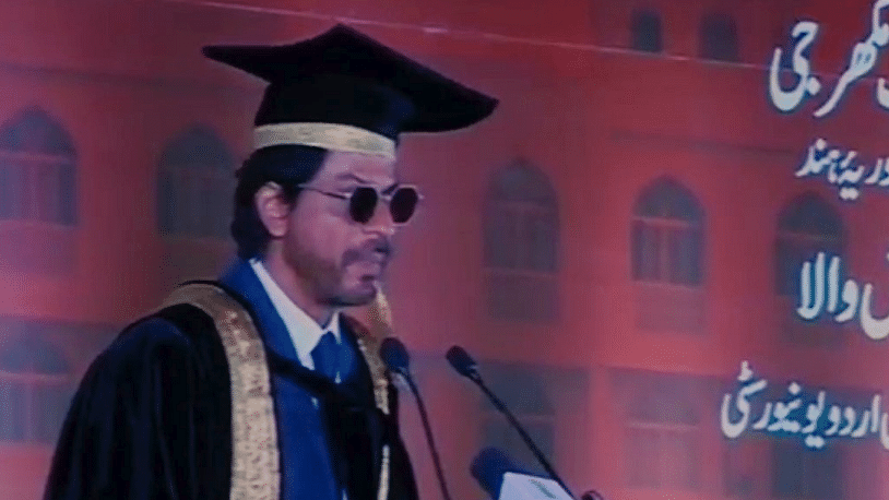 Shah Rukh Khan receiving the doctorate. (Photo Courtesy: Twitter/<a href="https://twitter.com/SRKUniverse">SRK Universe</a>)