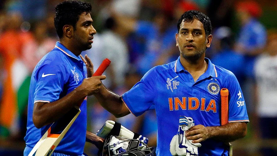 Ravichandran Ashwin (L) and MS Dhoni (R).