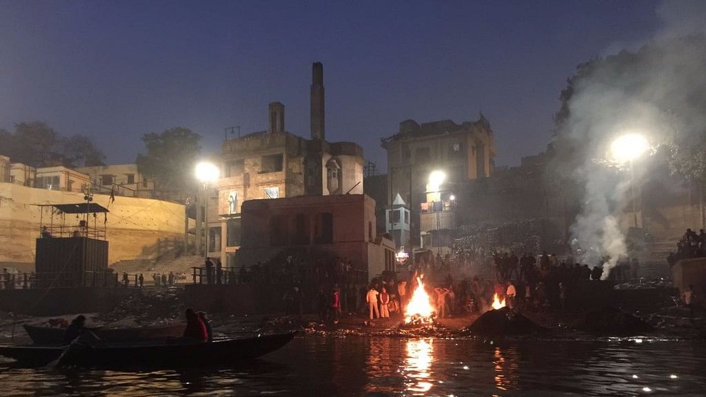 Cremation grounds by the Ganga River. (Photo: Manon Verchot)
