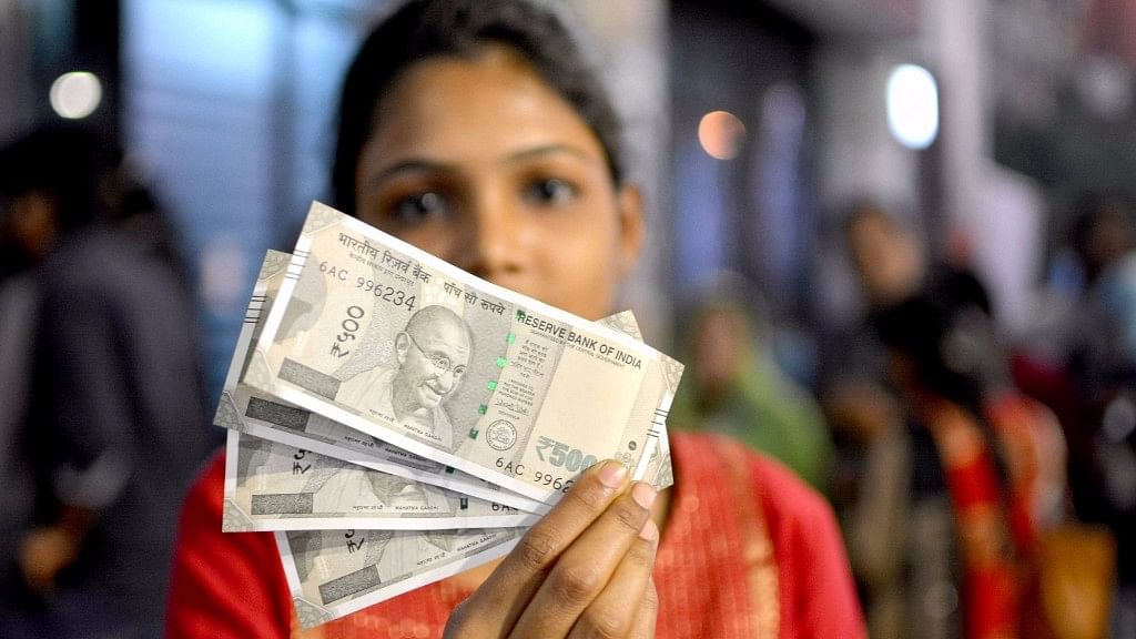 A woman holds up the new Rs 500 notes. (Photo: IANS)&nbsp;