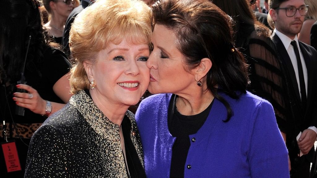 Debbie Reynolds with her daughter Carrie Fisher. (Photo: AP)