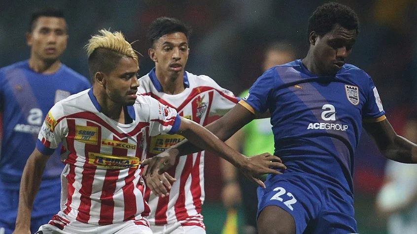 Cafu of Mumbai City FC is challenged by Prabir Das of Atletico de Kolkata during their match on 25 October. (Photo: Indian Super League)