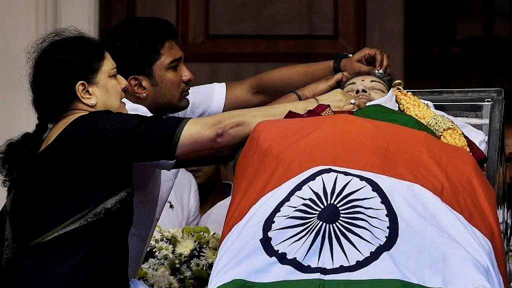 Sasikala pays tribute
to late Tamil Nadu Chief Minister J Jayalalithaa at Rajajai Hall in Chennai.
(Photo: AP)