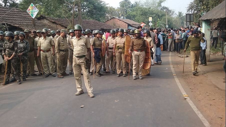 Police personnel in the riot-hit Dhulagarh. (Photo Courtesy: Twitter/<a href="https://twitter.com/Joydeep_911">@Joydeep_911</a>)
