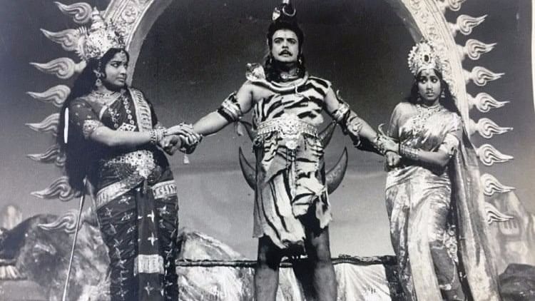 Jayalalithaa (left) in a still from “Ganga Gowri”. (Photo Courtesy: The News Minute)