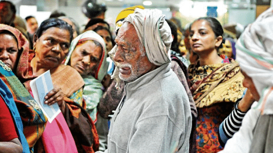 78-year-old man breaks down at a long queue at SBI bank in Gurgaon (Photo: Twitter/<a href="https://twitter.com/thomasisaaq/status/809364572146724864">@thomasisaaq</a>) 