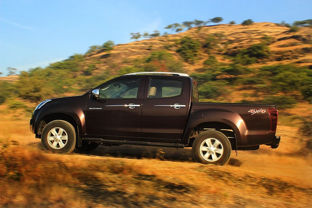 The sheer length of the Isuzu D-Max V-Cross… this thing is massive. (Photo Courtesy: Motorscribes)