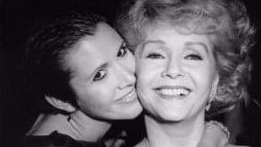 Carrie Fisher with her mother Debbie Reynolds. Reynolds passed away a day after Fisher. (Photo: Twitter/<a href="http://https://twitter.com/search?src=typd&amp;q=debbie%20reynolds">@girlposts</a>)