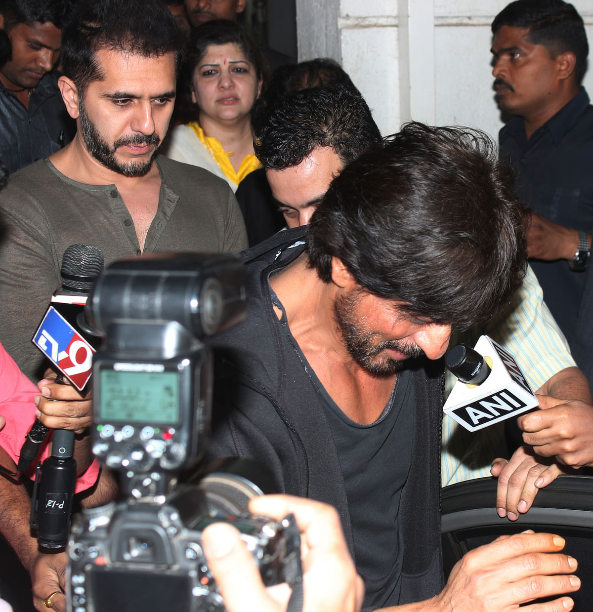 SRK assures MNS Pakistani actress, Mahira Khan won’t promote ‘Raees’.