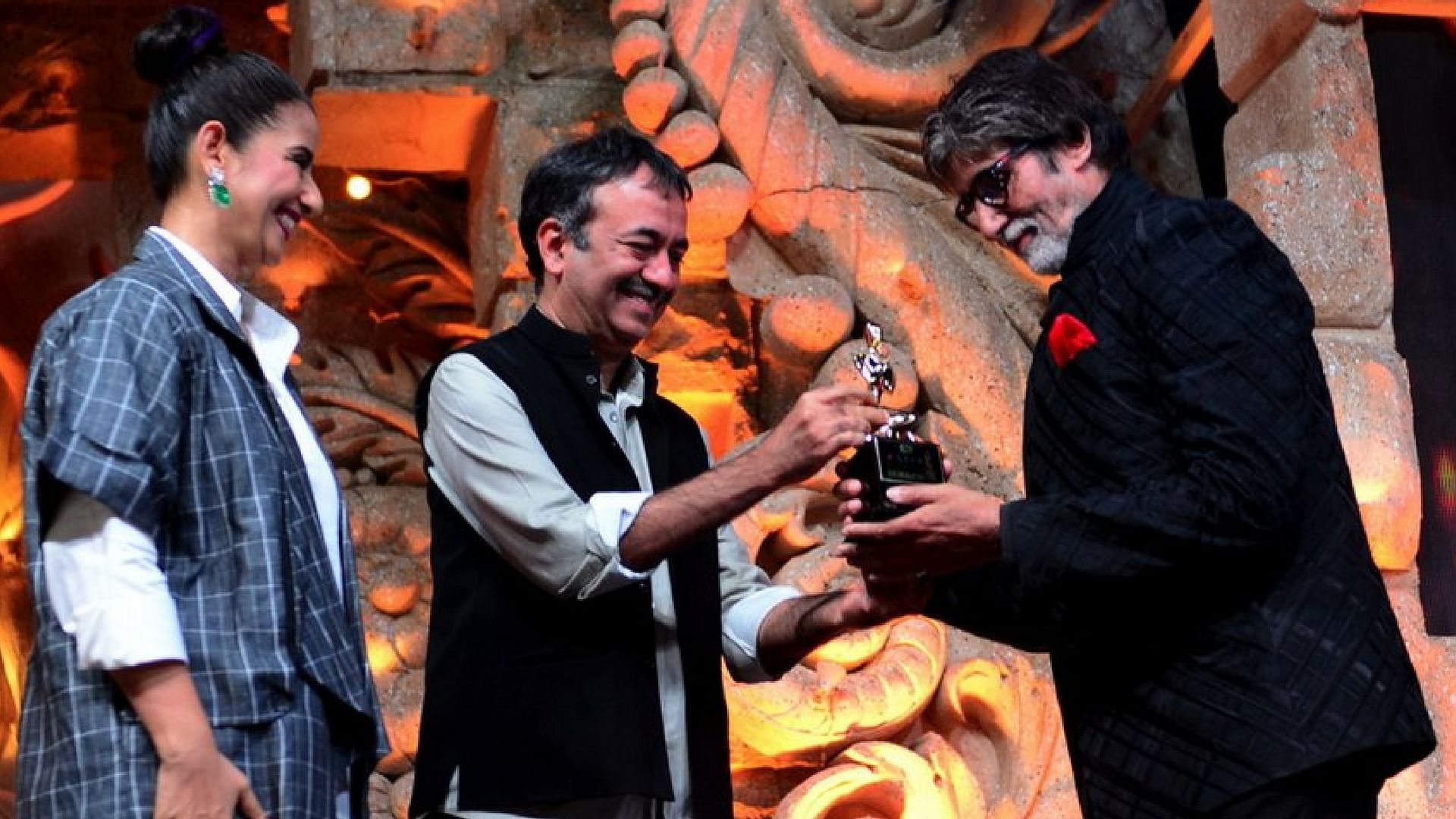Amitabh Bachchan receives his Best Actor award for <i>Pink </i>from Raju Hirani and Manisha Koirala. (Photo courtesy: <a href="https://twitter.com/SrBachchan">Twitter/ @SrBachchan</a>)