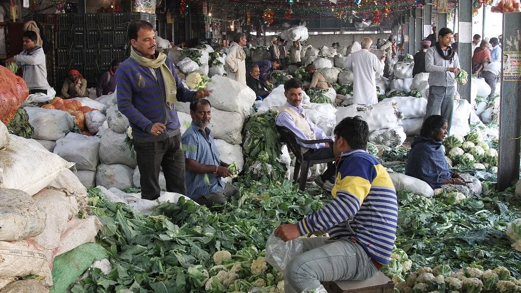 At Delhi’s Azadpur mandi wholesalers are witnessing a slump in sales after note ban. (Photo: Vivian Fernandes/ <b>The Quint</b>)