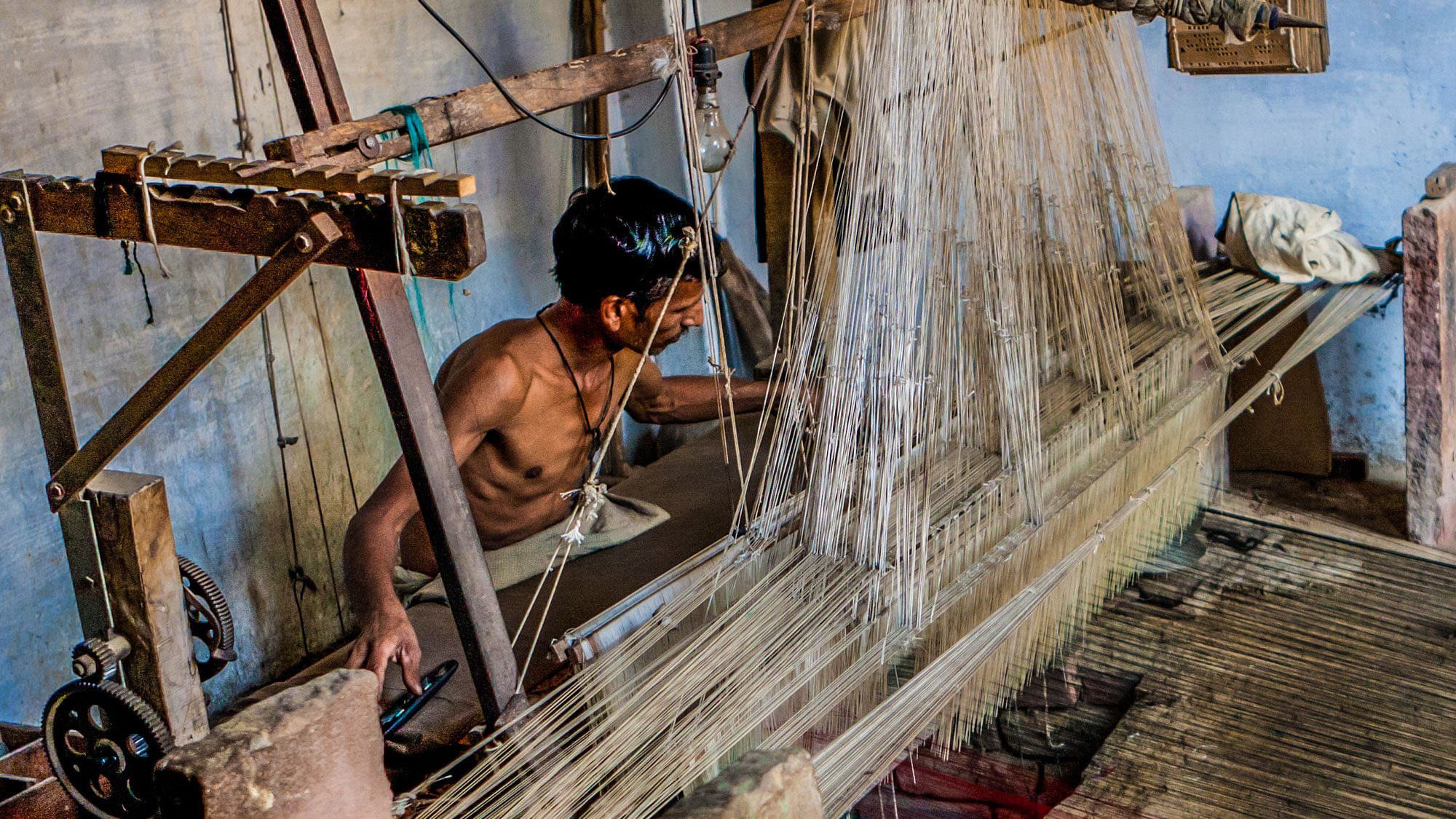 For weavers in Varanasi, demonetisation has left handlooms deserted in peak season. (Photo altered by <b>The Quint</b>)