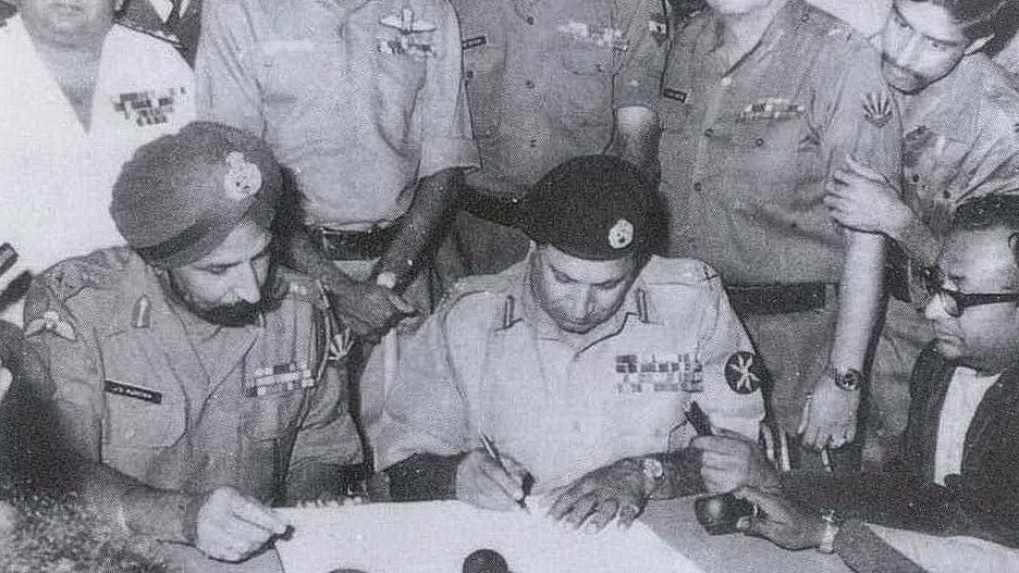 Lt General Auroa of Indian Army and Lt General Niazi of Pakistan army signing the instrument of surrender. 